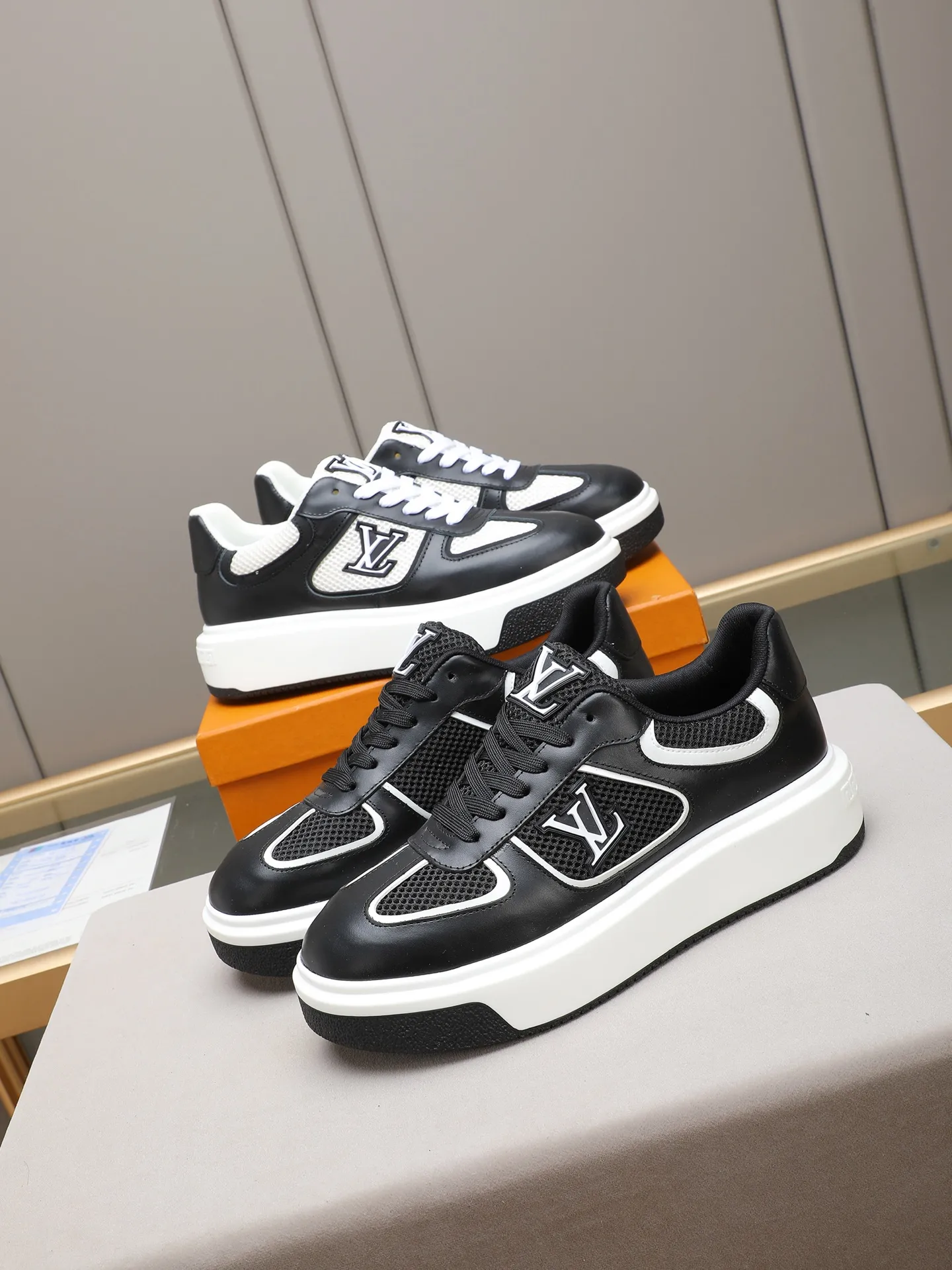 Men's shoes 💰460 New men's shoes LV fashion trend Made of first-layer calfskin➕breathable mesh lining! The foot feels super comfortable and the workmanship is impeccable. Foam ultra-light outsole, size: 38-44 (45 customized) 2 colors to choose from!